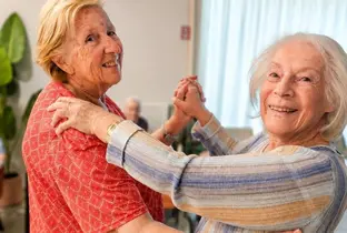 Résidentes durant une activité danse à la résidence Ten Berch