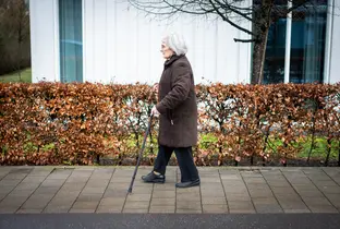 Résidente en promenade à la résidence Ter Eyke dans le cadre du projet Living