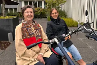 Résidente et membre du personnel lors d'une activité vélo à la résidence Ter Eyke