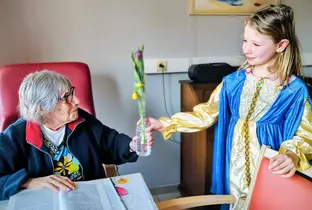 Résidente et jeune fille lors d'un atelier intergénérationnel à la résidence Le Thines