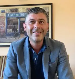 Mehdi, directeur de la résidence Les Jardins de Longchamp & Domaine Churchill