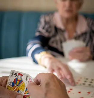 Résidents jouant aux cartes dans le cadre du projet Living à la résidence Pitthem