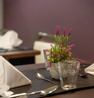 Table du restaurant de la résidence Clos sur la Fontaine