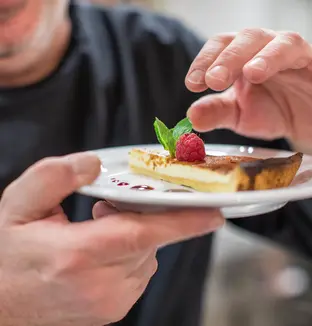 Préparation de dessert à la résidence Sint-Vincentius