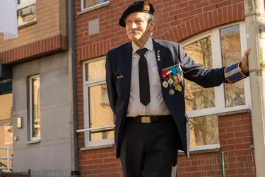 Résident posant en costume militaire devant la résidence Senior Westland