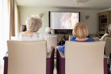 Résidentes regardant un documentaire dans le salon polyvalente à la résidence Rubens