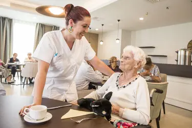 Infirmière accompagnant une résidente lors du repas à la résidence Mercator AW (28-07-26)