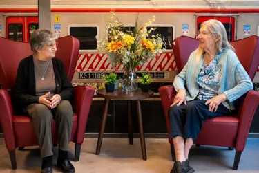 Résidentes discutant dans le petit salon à la résidence Carina dans le cadre du projet Living