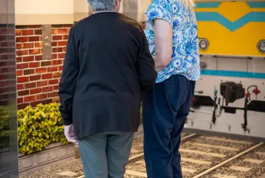 Résidentes attendant l'ascenseur à la résidence Carina dans le cadre du projet Living