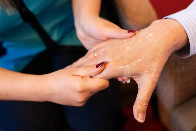 Massage des mains à la résidence Les Jardins d'Ariane